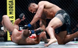 Карлос Ульберг нокаутировал Иржи Прохазку в первом раунде на UFC 327 и стал чемпионом полутяжелого веса