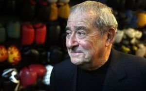 Боб Арум назвал бойца, которым может стать дебютным соперником Теофимо Лопеса в первом полусреднем весе