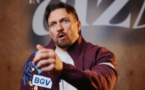 Александр Усик отреагировал на странный прогноз Чисоры на его бой с Верховеном