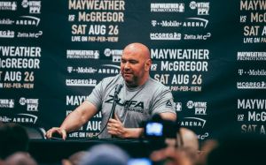 Президент UFC: "Я точно не стану сотрудничать с Арумом и Де Ла Хойей"