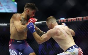 Джастин Гэтжи остановил Илию Топурию в безумной драке на UFC Freedom 250