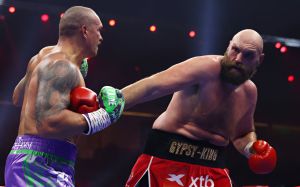 Карл Фрэмптон раскритиковал форму Фьюри в реванше с Усиком: "Ты же тренировался дважды в день и бегал кросс"
