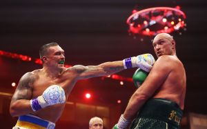 Боб Арум поставил точку в споре о месте проведении реванша между Усиком и Фьюри