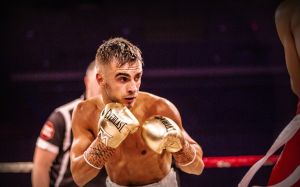 "Картонные" дела: Эндрю Молоуни "стал" чемпионом WBA, Роман Гонсалес - "суперчемпион"