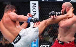 Пауло Коста удосрочил Азамата Мурзаканова на UFC 327