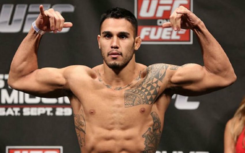 Видео боя Тейлс Лейтс - Брэд Таварес UFC 216 