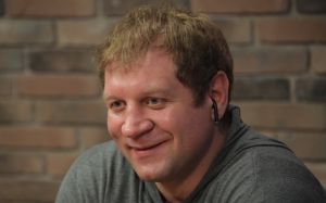 Александр Емельяненко выступил против женских боев: "Они должны быть женственными, а не мужикоподобными"