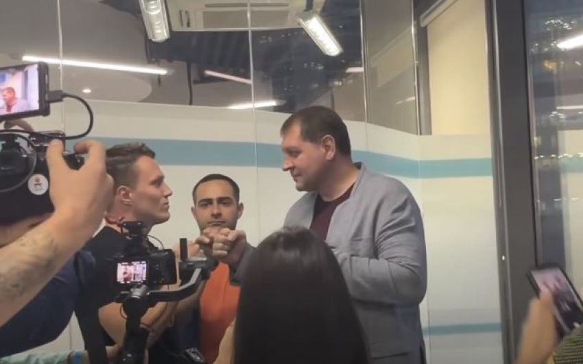 Александр Емельяненко и Артем Тарасов провели первую битву взглядов: видео