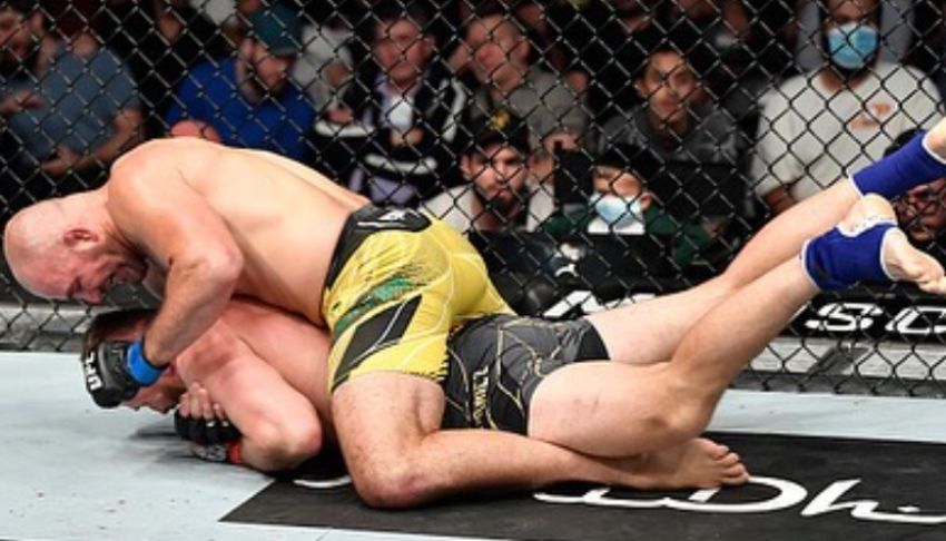 Тейшейра одолел Блаховича удушающим приемом на UFC 267, став новым чемпионом полутяжелого веса