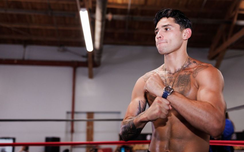Райан Гарсия не без труда пробился сквозь толпу болельщиков перед боем с Фортуной: видео