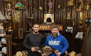 Ислам Махачев привез Кадырову чемпионский пояс UFC