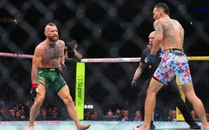 Конор МакГрегор травмировал ногу и проиграл Максу Холлоуэю на UFC 329