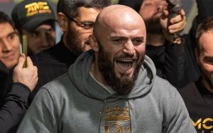 Магомед Исмаилов проведет боксерский поединок против Оланреваджу Дуродолы