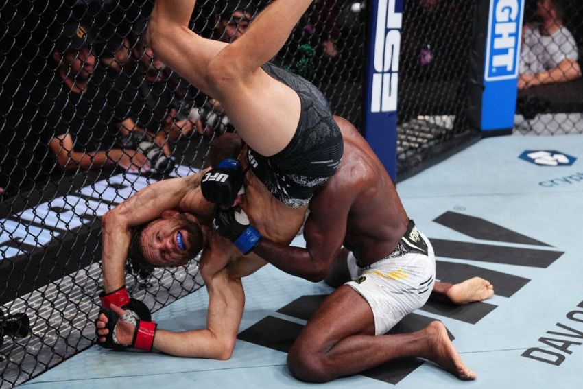 Алджамейн Стерлинг победил Келвина Каттара решение судей на UFC 300