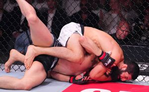 Хамзат Чимаев финишировал Роберта Уиттакера в первом раунде на UFC 308