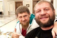 Александр Емельяненко подарил Рамзану Кадырову пояс чемпиона "РЕН ТВ"