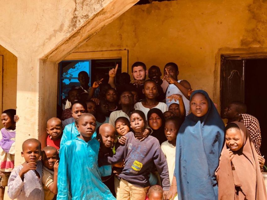 Хабиб Нурмагомедов находится в Нигерии с благотворительной миссией