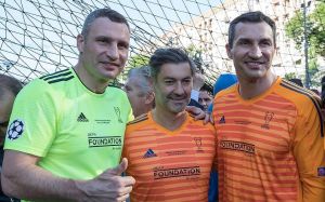 Братья Кличко сыграли в футбол