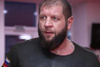 Александр Емельяненко дал подзатыльник посетителю своего мастер-класса