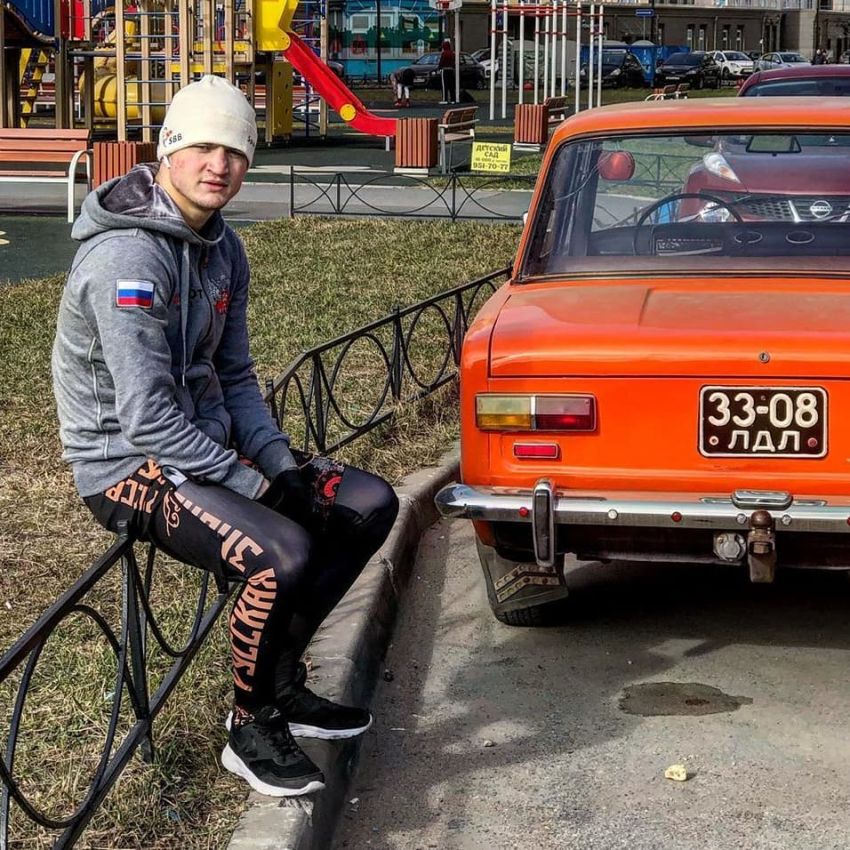 Сергей Воробьев тренируется на улице в Санкт-Петербурге