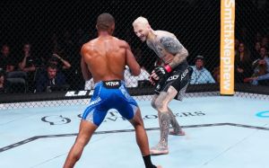 Саладин Парнасс быстро нокаутировал Дэна Хукера на UFC Fight Night 287