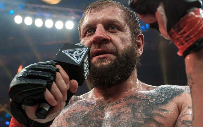 Александр Емельяненко наехал на Гусейнова: "У него на пузе висит спасательный круг, ему пора завязывать с боями"