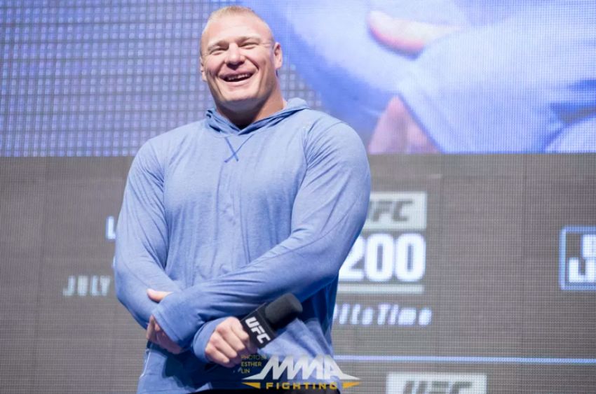 Брок Леснар продлил контракт с WWE, но имеет возможность провести один бой в UFC