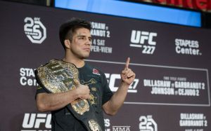 Генри Сехудо вернули чемпионский пояс UFC