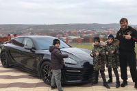 Боец UFC Эдилов получил в подарок от сыновей Кадырова Porshe Panamera 