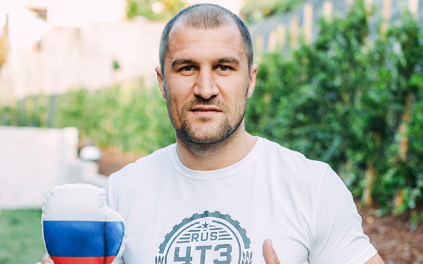 Сергей Ковалев эффектно отжал мокрую футболку после тренировки: "Продолжаю держать себя в форме"