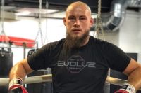 Боец UFC Ринат Фахретдинов рассказал, как владелец лиги Hip Show планировал использовать в боях биты, дубинки и цепи: "Видимо, он хотел, чтобы там трупы были"