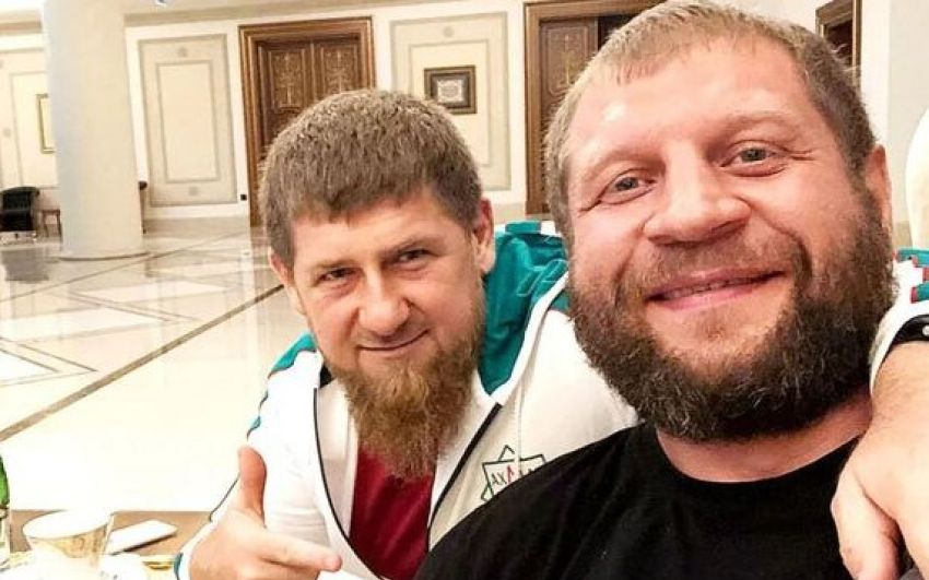 Александр Емельяненко подарил Рамзану Кадырову пояс чемпиона "РЕН ТВ"