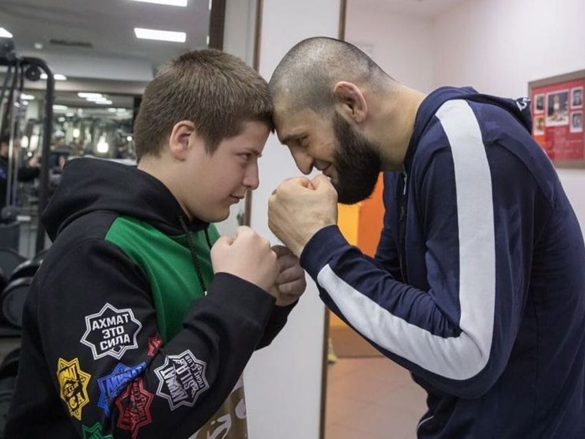 Хамзат Чимаев посвятил сыну Кадырова пост в честь его дня рождения: "Поздравляю моего дорогого брата, достойного сына чеченского народа и своего отца"