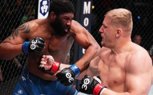 Сергей Павлович финишировал Блейдса в главном бою на UFC Fight Night 222