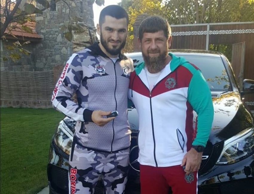 Артур Бетербиев встретился с Рамзаном Кадыровым и получил в подарок автомобиль