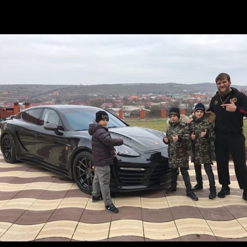 Боец UFC Эдилов получил в подарок от сыновей Кадырова Porshe Panamera 