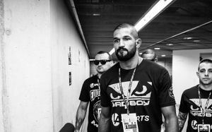 Чемпион Bellator оштрафован за то, что вылез из клетки после победы над соперником