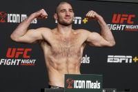 Взвешивание UFC on ESPN 47: Стриклэнд и Магомедов показали одинаковый вес