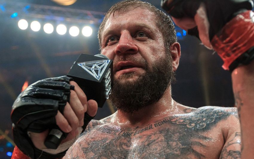 Александр Емельяненко записал видеообращение к Харитонову: "Петушок, не кукарекай, скоро и до тебя дело дойдет"