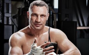 Виталий Кличко подтянулся 50 раз в честь 50-летнего юбилея: "А вы сможете подтянуться столько, сколько вам лет?"