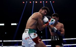 Дмитрий Бивол уверенно разобрался с Гильберто Рамиресом и защитил титул WBA Super в полутяжелом весе