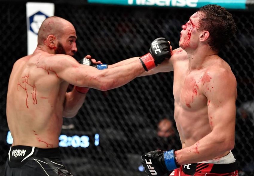 Альберт Дураев победил Романа Копылова в кровавой зарубе на UFC 267