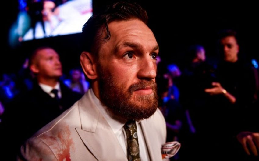 Конор МакГрегор попытался запрыгнуть в клетку на турнире Bellator в Дублине