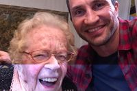 Кличко встретился с 110-летней фанаткой
