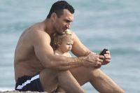 Владимир Кличко отдыхает с семьей в Майами