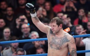 Александр Емельяненко показал ловкость ног на скакалке