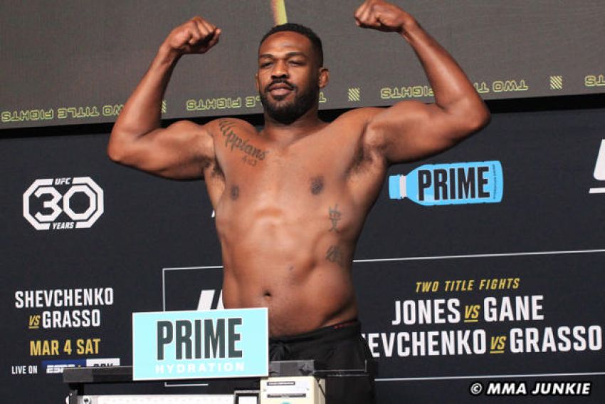 Взвешивание UFC 285: Джонс тяжелее Гана, двое бойцов не сделали вес
