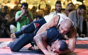 Тринадцать лет спустя Альдо отправляется "веселиться" на турнир по BJJ 