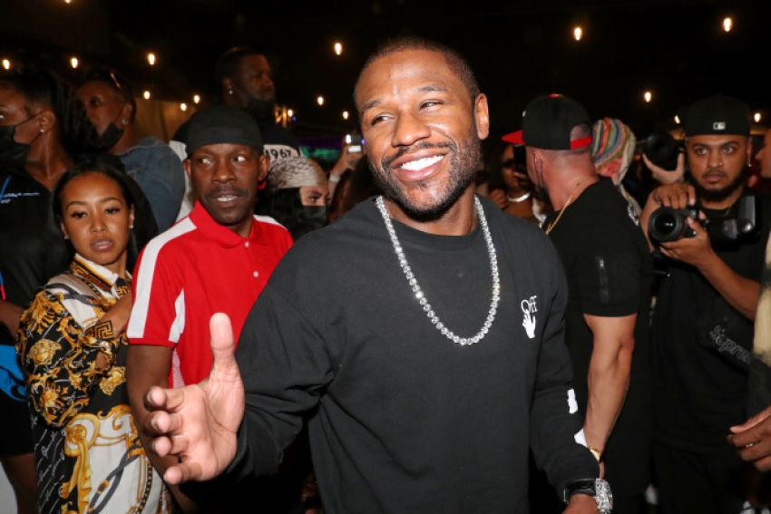 Media: Mayweather may resume his career to fight Saunders if he defeats Alvarez