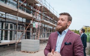 Конор МакГрегор строит дома для бедных семей